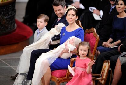 Vicente Federico Minik Alejandro, su nombre completo, lució el mismo vestido con el que fueron bautizados su abuela, su padre y sus dos hermanos mayores, el príncipe Christian, de cinco años, e Isabella, de cuatro. Su hermana, Josefina Sofía Ivalo Matilde, vistió un traje que perteneció a su bisabuela, la reina Ingrid, y que no había sido usado hasta ahora en un bautizo, señaló la Casa Real.