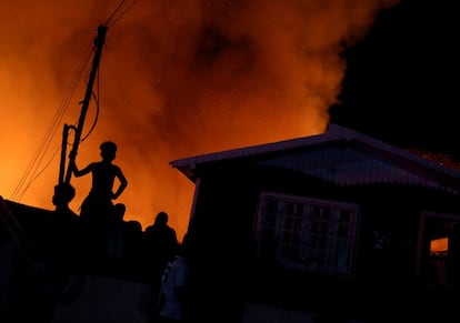 Apesar da abrangência do incêndio, nenhuma morte foi reportada, mas 2.000 pessoas tiveram de deixar suas casas. 