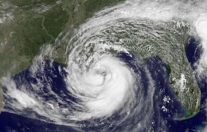 Isaac, ya convertido en Huracán, avanza por el golfo de México hacia las costas de Luisiana.