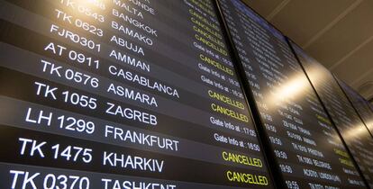 Panel informativo con vuelos cancelados en el aeropuerto de Estambul el pasado 21 de marzo de 2020, unos días después de estallar la crisis mundial del coronavirus