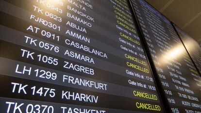 Panel informativo con vuelos cancelados en el aeropuerto de Estambul el pasado 21 de marzo de 2020, unos días después de estallar la crisis mundial del coronavirus