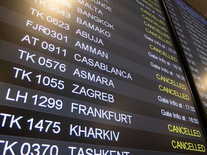 Panel informativo con vuelos cancelados en el aeropuerto de Estambul el pasado 21 de marzo de 2020, unos días después de estallar la crisis mundial del coronavirus