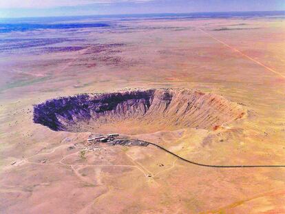 Vista área de un cráter en Arizona (EE UU), producido por el impacto de un meteorito hace unos 50.000 años.