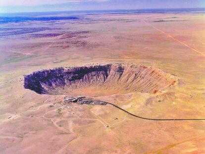 Vista área de un cráter en Arizona (EE UU), producido por el impacto de un meteorito hace unos 50.000 años.