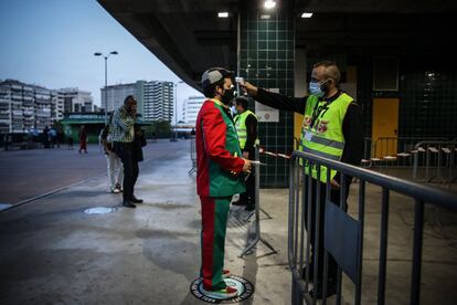Controles de temperatura a la entrada al estadio, antes del partido amistoso de fútbol entre Portugal y España.