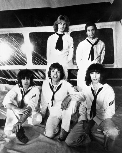 Mick Taylor y Charlie Watts (arriba), y Keith Richards, Mick Jagger y Bill Wyman (abajo), en 1974 con el estilismo marinero con el que grabaron el vídeo de 'It's Only Rock and Roll'. 