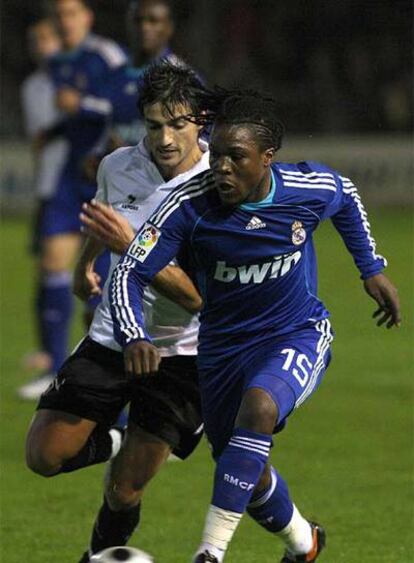 Drenthe disputa un balón en el partido de ida.