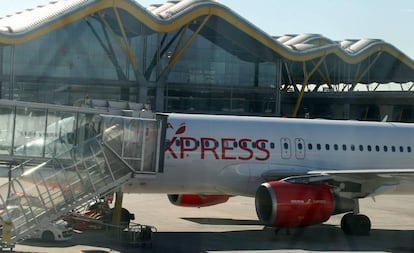 Un avi&oacute;n de Iberia Express en el aeropuerto madrile&ntilde;o de Barajas.