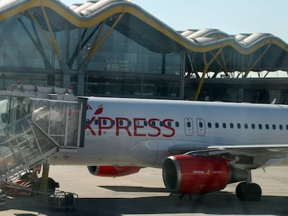 Un avi&oacute;n de Iberia Express en el aeropuerto madrile&ntilde;o de Barajas.