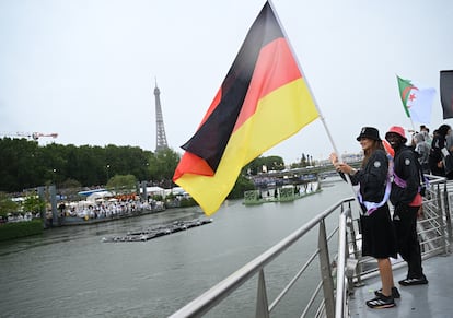Los abanderados del equipo alemán Anna Maria Wagnerv y Dennis Schroeder, este viernes durante su recorrido en barco por el río Sena.  