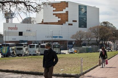 Una imagen la fachada del viejo cine IMAX en cuyo solar se instalará el Liceu Mar.