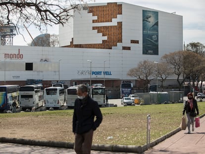 Una imagen la fachada del viejo cine IMAX en cuyo solar se instalará el Liceu Mar.