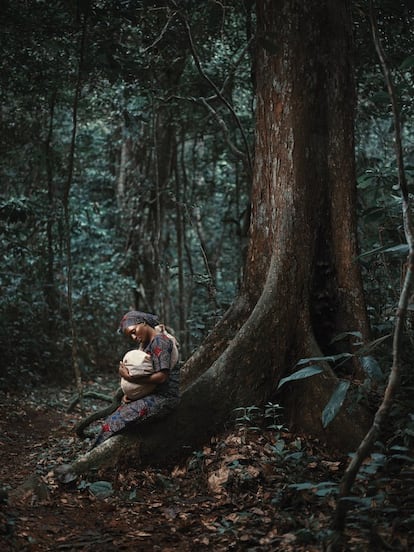 <br><b> La mujer en la luna.</b><br> Los jueves estaba prohibido ir al bosque, donde nunca faltaban alimentos para saciar el hambre. Pero una mujer se saltó la prohibición buscando alimentos para su hijo. Nunca más regresó. Dicen que la han visto con su cesta colgada a la espalda, prisionera de la luz de la luna.