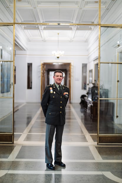 Domínguez Bascoy, diplomado en Derecho Internacional Militar, ha trabajado como asesor jurídico en varios cuarteles generales de la OTAN y la Unión Europea.