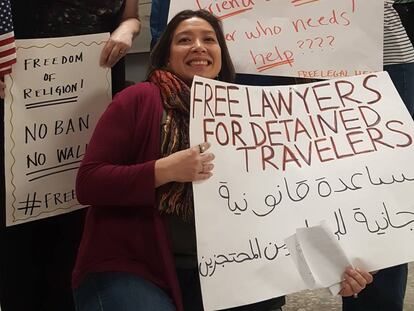 La abogada Ofelia Calderón, el pasado sábado en el aeropuerto de Dulles, a las afueras de Washington, con un cartel que reza: "Abogados gratuitos para viajeros detenidos"