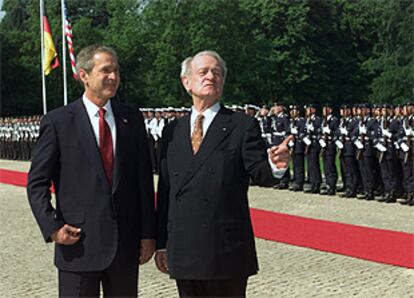 George W. Bush y el presidente Johannes Rau revisan la guardia de honor en el Palacio de Bellevue en Berlín.