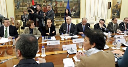 El ministro Wert posa con los consejeros antes de la reunión.