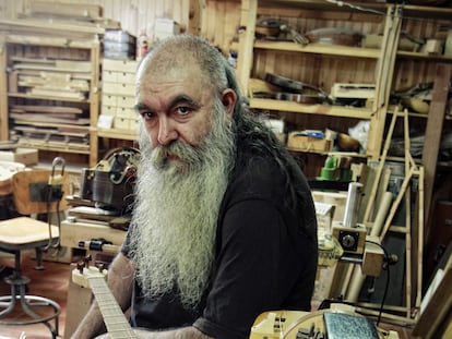 El constructor de instrumentos Jesús Reolid, en su taller de Pelayos de la Presa.