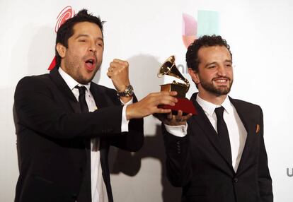 Los productores Mauricio Rengifo (izquierda) y Andrés Torres, con el Grammy al mejor disco del año por 'Despacito'.