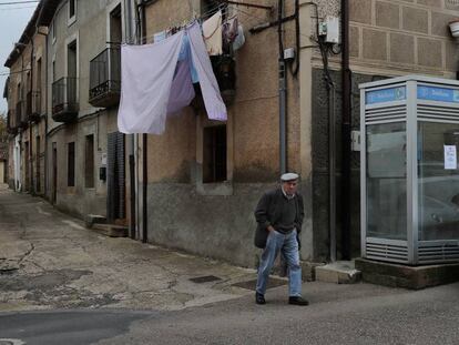 Un hombre pasea por Alcañices, Zamora. 