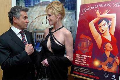 Melanie Griffith conversa con el consejero andaluz de Turismo, Paulino Plata, al inicio del Festival Flamenco.