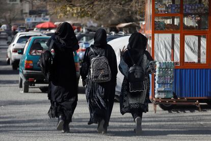 Tres mujeres caminaban en las cercanías de la universidad de Kabul.