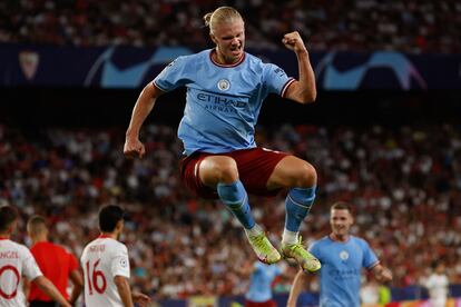 Erling Haaland celebra su segundo gol ante el Sevilla en el Sánchez Pizjuán en el primer partido de la fase de grupos de la Champions, este martes.