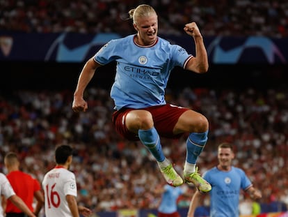 Erling Haaland celebra su segundo gol ante el Sevilla en el Sánchez Pizjuán en el primer partido de la fase de grupos de la Champions, este martes.