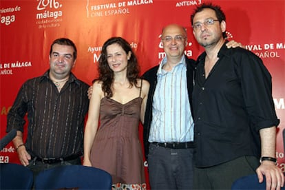 El director certamen, Salomón Castiel, y la presidenta del jurado, Aitana Sánchez Gijón, junto a Gervasio Iglesias y Alfonso Albacet, tras leer el fallo.