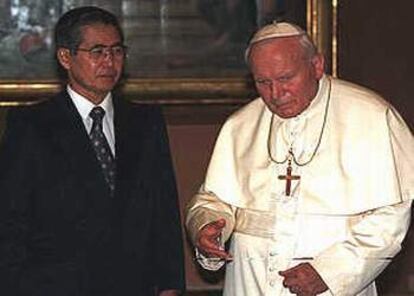 El Papa recibe al presidente peruano, Alberto Fujimori, presidente de Perú que más tarde se exiliaría a Japón, quien viajó a Italia en visita privada en 1997. (16-6-97)