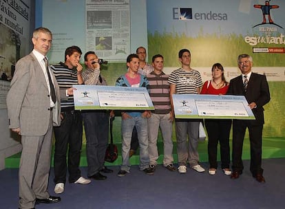 El director de EL PAÍS (izquierda), junto a los ganadores de la pasada edición de <i>El País de los Estudiantes. </i>