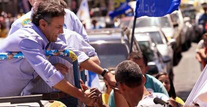 A&eacute;cio faz carreata em Minas um dia antes da vota&ccedil;&atilde;o. 