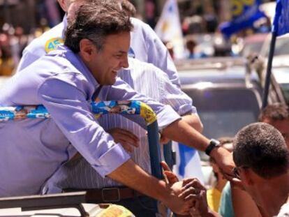 A&eacute;cio faz carreata em Minas um dia antes da vota&ccedil;&atilde;o. 