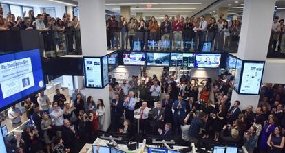 Periodistas de 'The Washington Post' celebran el premio Pulitzer, el 16 de abril de 2018.