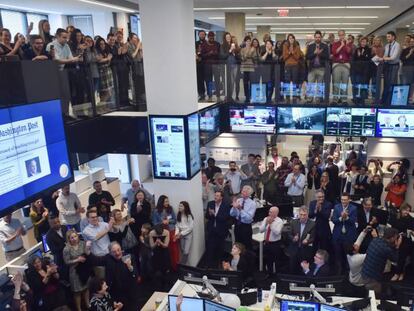 Periodistas de 'The Washington Post' celebran el premio Pulitzer, el 16 de abril de 2018.