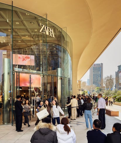 Primer día de ventas en la tienda de Zara más grande de Asia, en Nankín. 