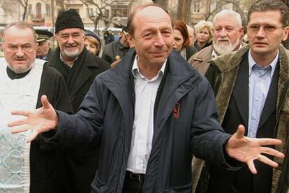 Traian Basescu, candidato presidencial de la coalición liberal Justicia y Verdad, ayer en Bucarest.
