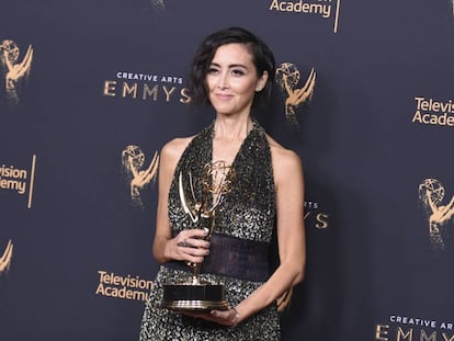 Carmen Cuba, responsável pelo casting de 'Stranger Things', posa com seu Emmy, no domingo