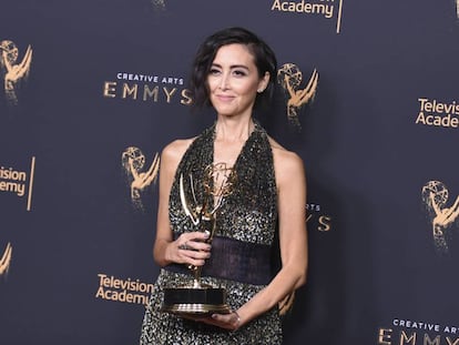 Carmen Cuba, responsável pelo casting de 'Stranger Things', posa com seu Emmy, no domingo