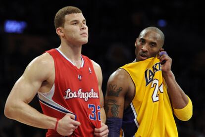 El jugador de los Clippers Blake Griffin (izquierda) y el de los Lakers Kobe Bryant.