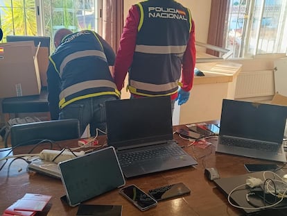 Agentes de la Policía Nacional registran el centro de llamadas en Benissa (Alicante) desde el que un grupo delictivo realizaba estafas del sicario y del hijo en apuros de forma masiva.