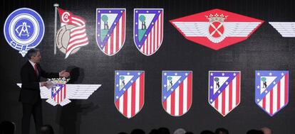 Los escudos de la historia del Atl&eacute;tico de Madrid, en el acto donde se desvel&oacute; su nueva identidad.