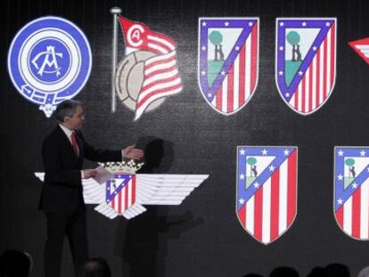 Los escudos de la historia del Atl&eacute;tico de Madrid, en el acto donde se desvel&oacute; su nueva identidad.