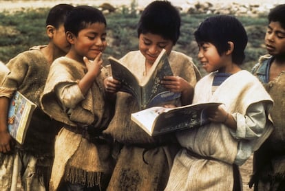 Leyendo libros a la salida del colegio en Chiapas (México).