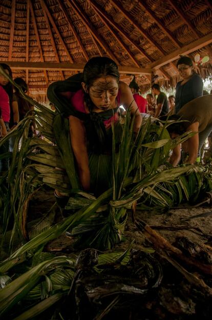 Las mujeres se reúnen en el centro de las casas de los anfitriones para contar las presas de carne que han sido cazadas y para prepararlas, ya que serán la fuente de comida para los días de fiesta. 