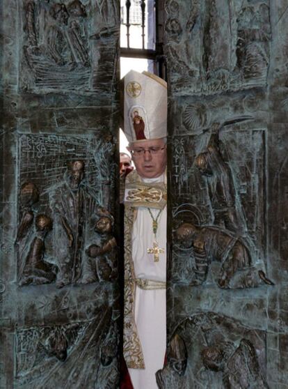 El arzobispo de Santiago, Julián Barrio, durante la ceremonia de cierre de la puerta santa de la catedral de Santiago