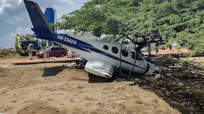 La avioneta que se salió de la pista del aeropuerto de Santa Marta durante la carrera de despegue, este 16 de octubre.