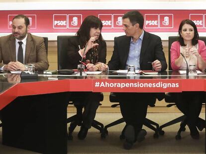 Pedro Sánchez, en la reunión del partido este lunes.