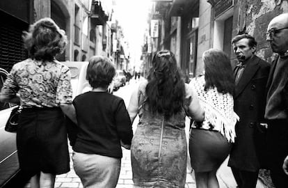 'Putas en el Barrio Chino', fotografía tomada en Barcelona, en 1969, perteneciente a la serie 'Una profesión Arriesgada'. 