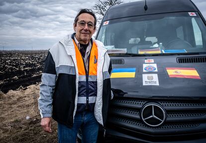 Enrique Arnau, junto a su furgoneta cerca del paso de Siret, este domingo.